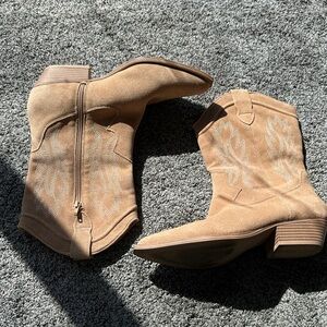 Crown Vintage Beige Suede boots